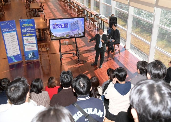 강기정 광주광역시장이 21일 시청 1층 시민홀에서 '행정현장 탐방 및 멘토링 프로그램'에 참여한 전남대학교 행정학과 학생 40명과 만나 '행정현장에서 배우는 공직자의 역할과 현장소통의 중요성'을 주제로 소통하고 있다. /광주광역시 제공