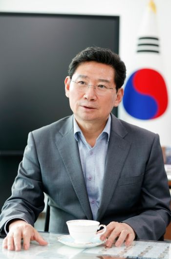 이상일 용인특례시장은 지난 8월 13일 구윤철 기획재정부 장관에게 서한문을 보내 '용인 첨단시스템반도체 클러스터 국가산업단지'에 토지를 수용당한 이주민을 위한 지원책 마련을 건의했다