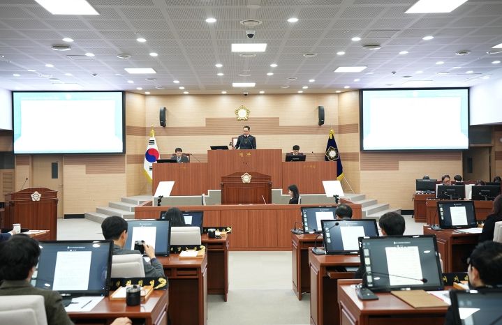 아산시의회는 제263회 제2차 정례회 제2차 본회의를 개회하고 있다.