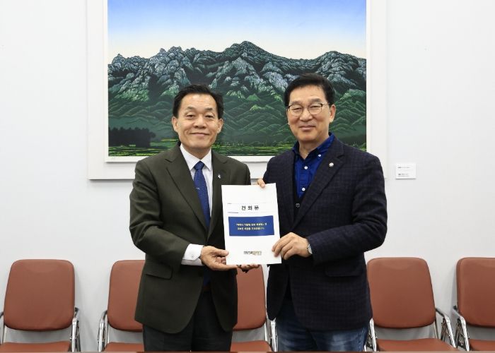 이재준 수원시장(왼쪽)이 신정훈 국회 행정안전위원장에게 건의문을 전달하고 있다.