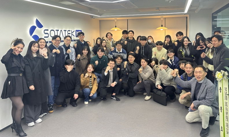 SotaTek Korea 확장 오피스에서 진행된 CEO 방문 기념 단체 사진