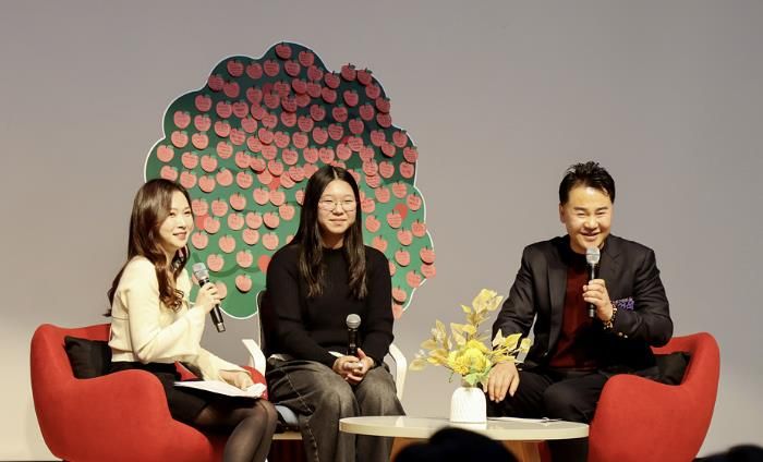 오언석 도봉구청장이 지난 12일 도봉구청 2층 선인봉홀에서 열린 친절선포식-‘친절토크’ 시간에서 구민과 대화를 나누고 있다