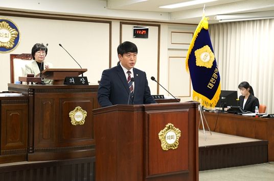제270회 대전중구의회 제2차 정례회 제4차 본회의에서 오은규 의장이 발의한 2026년도 본예산안 수정안에 대해 제안설명을 하고 있다.