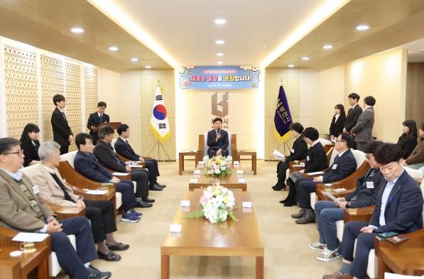 조용익 부천시장이 퇴직공무원들에게 존경과 감사의 인사말을 하고 있다.