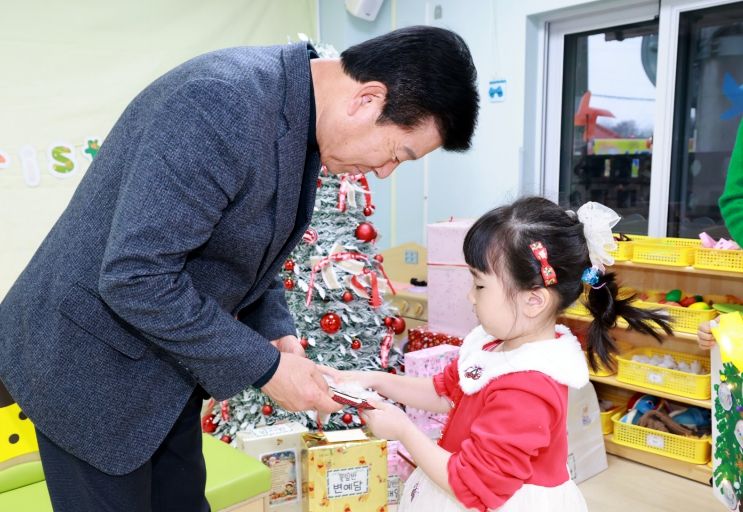 박범인 금산군수 금산군청 직장어린이집 방문 모습