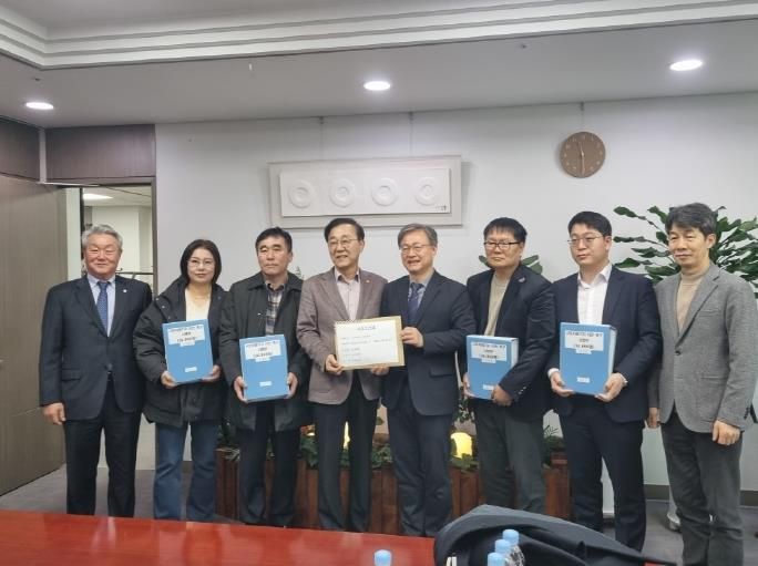 구로차량기지 이전 사업 주민 서명부 전달식 사진