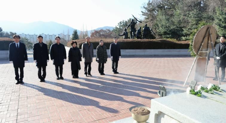 창원특례시의회, 새해 충혼탑 참배...“시민 위한 헌신”
