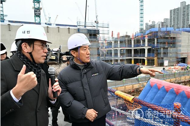 오세훈 서울시장이 12일(월) 오후 광운대역 물류부지 개발 공사현장을 점검하고 있다.