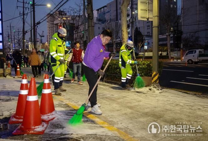 이필형 동대문구청장, 장안1동 새벽 제설 현장으로…“빙판 출근길 선제 차단”