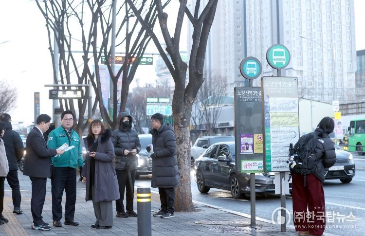 박일하 동작구청장이 서울 시내버스 파업 돌입에 따라 현장 점검을 하고 있다.