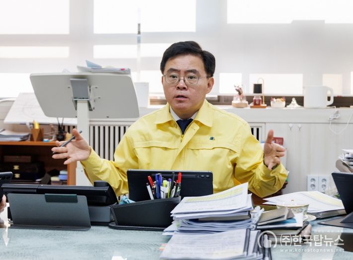 진교훈 서울 강서구청장이 ‘시내버스 파업 대비 긴급 대책회의’를 열고 셔틀버스 운영 현황을 점검하고 있다