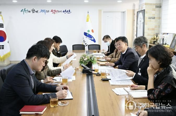 이민근 안산시장(오른쪽 세번째)이 14일 안산시청에서 '안산형 워킹스쿨버스' 도입 방안을 논의하기 위해 안산교육지원청 관계자들과 간담회를 진행하고 있다.