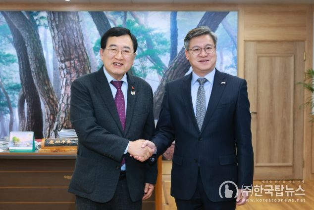 주낙영 경주시장과 천르뱌오(오른쪽) 주부산중국총영사관 총영사가 19일 오후 경주시장실에서 한·중 교류 확대와 Post-APEC 협력 방안을 논의한 뒤 기념촬영을 하고 있다.