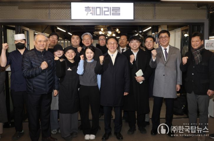 김민석 국무총리가 21일 동대문구 경동시장을 방문, 시장을 둘러보고 상인들과의 간담회를 주재하고 있다.