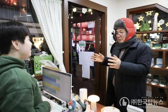 박강수 마포구청장이 ‘청년상인 반년살이’ 매장을 찾아 청년상인들을 격려하고 있다.