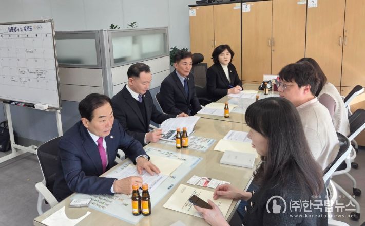 1. 성낙인 군수와 공무원들이 27일 행정안전부 자연재난대응국을 방문하여 사업을 설명하고 있다