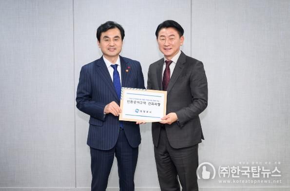 1월 28일 국방부에서 열린 ‘경기북부 미군공여구역 간담회’에서 김동근 시장(사진 오른쪽)이 안규백 국방부 장관에게 반환공여구역 관련 건의사항을 전달한 뒤 함께 기념사진을 찍고 있다.