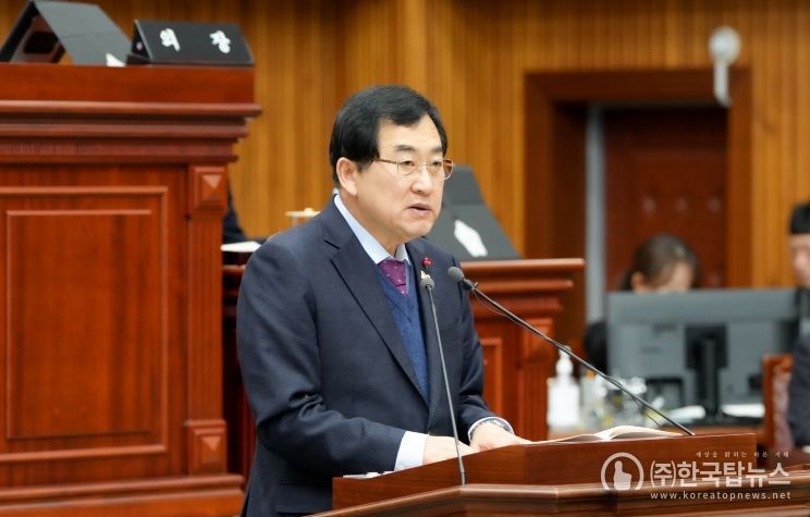 주낙영 경주시장이 29일 경주시의회 본회의장에서 열린 제295회 경주시의회 임시회에서 2026년 시정에 관한 보고를 하고 있다.