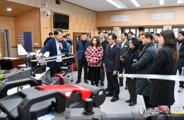 주관사에서 온디바이스 AI기술이 탑재된 드론을 설명하고 있다