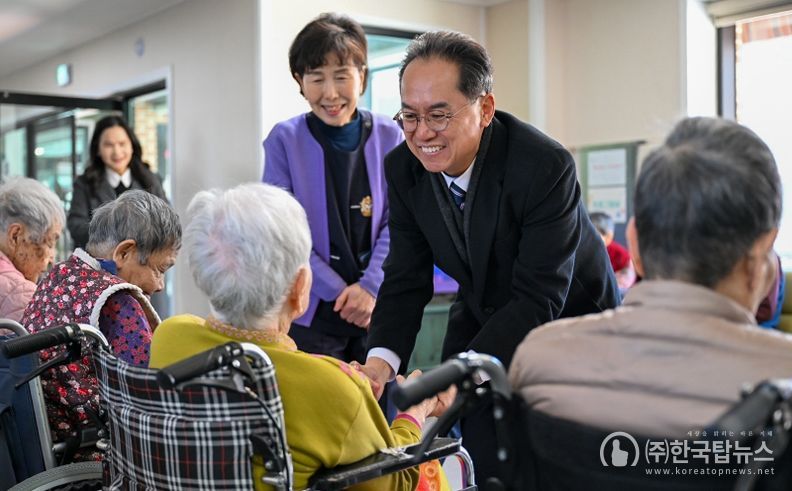 엄태현 영주시장 권한대행이 어르신들과 안부인사를 나누고 있다.