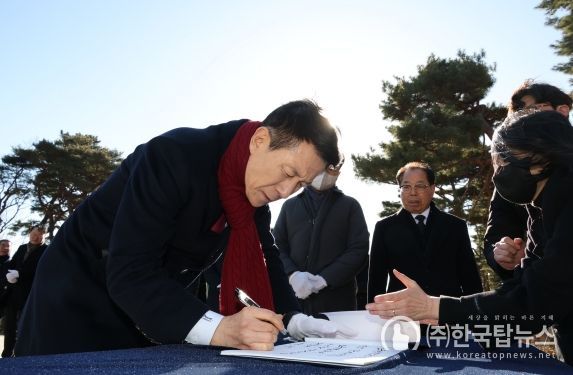 항시는 9일 민선 6·7·8기 동안 시정을 이끌어 온 이강덕 시장의 퇴임 행사를 개최했다.