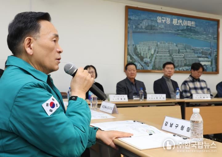 조성명 강남구청장이 9일 압구정3구역 구현대아파트 조합사무실에서 열린 재건축 현장 간담회에서 조합 관계자들과 사업 추진 현안을 논의하고 있다.