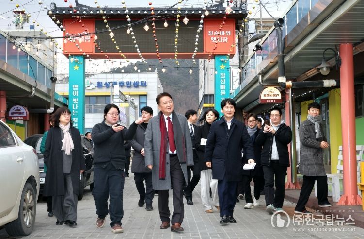 김영환지사가 칠성마을 골목박물관거리를 점검하고 있다.