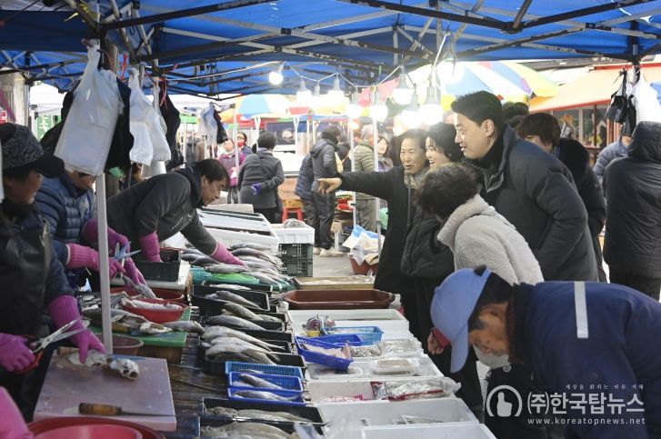 달성군, 설맞이 전통시장 장보기(10일 현풍백년도깨비시장에서 진행된 장보기 행사)
