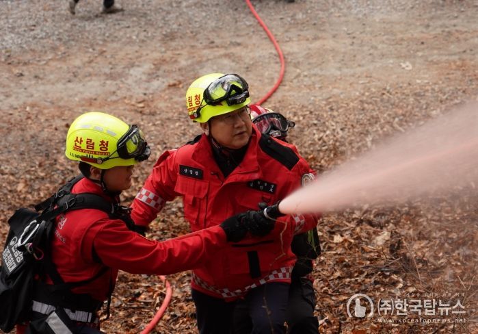 김인호 산림청장(오른쪽)이 11일 강원특별자치도 영월군에서 ‘산불재난 대응 합동 훈련’을 실시하고 있다.