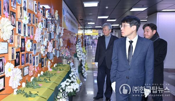 김정기 대구시장 권한대행, 지하철 화재사고 23주기 헌화 참배
