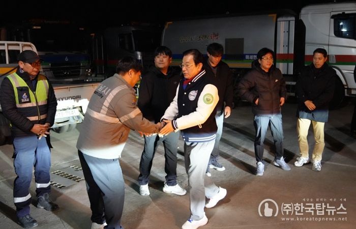 16일 새벽 생활폐기물 적환장을 찾은 이현재 하남시장이 직원들을 격려하고 있다.