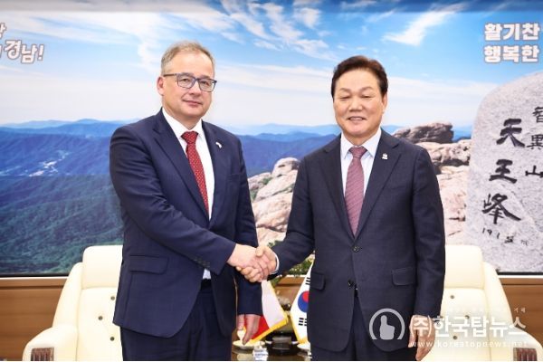 주한체코대사접견-(좌)이반얀차렉주한체코대사,(우)박완수경남도지사