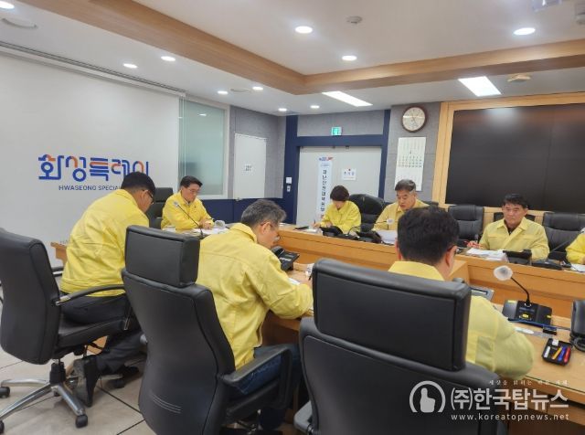 윤성진 제1부시장이 재난안전대책본부 긴급회의를 주재하고 있다.