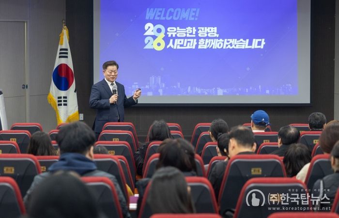 박승원 광명시장이 지난 21일 평생학습원에서 열린 '2026년 시민과의 대화-토요일에 만나요!'에 참석한 시민들과 소통하고 있다.