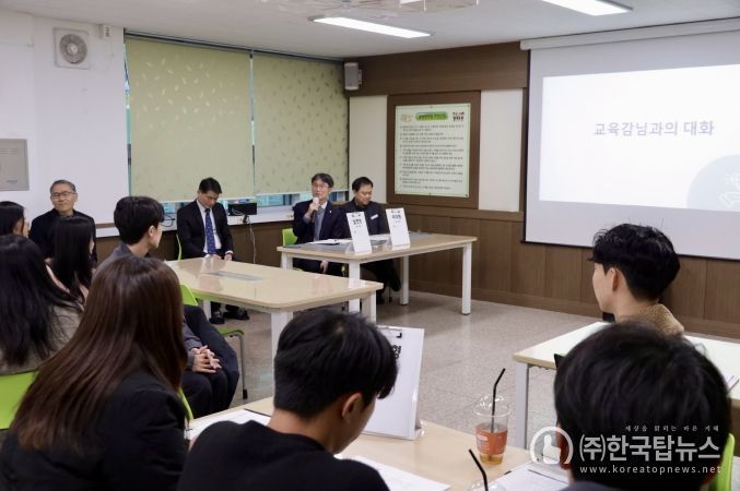 천창수 교육감이 26일 북구 염포초에서 새 학년 준비 상황을 살피고 간담회를 하고있다.