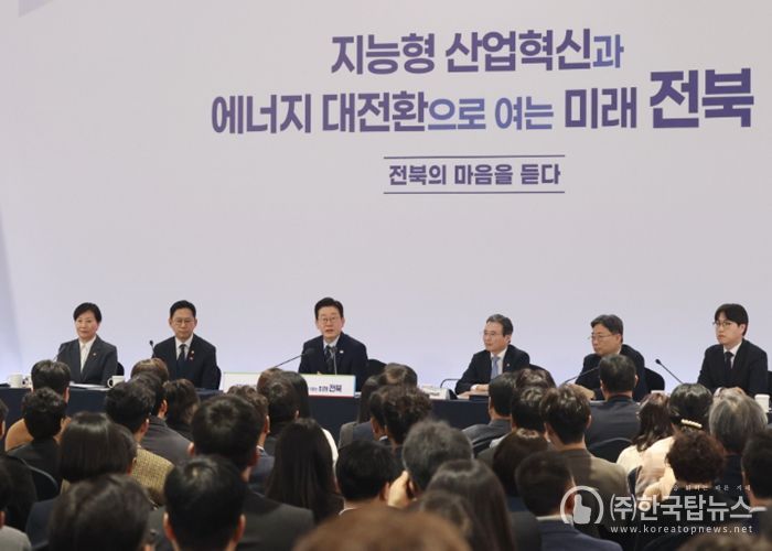 이재명 대통령이 27일 전북특별자치도 전주시 전북대학교에서 열린 '전북의 마음을 듣다' 타운홀미팅 간담회에서 발언하고 있다 사진제공=전북사진기자단