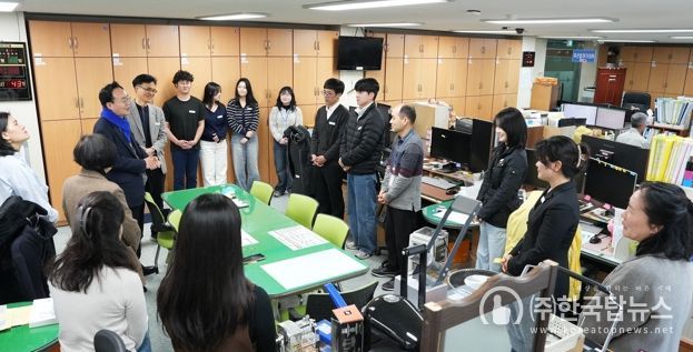 나주시가 6월 3일 지방선거까지 강상구 부시장 권한대행 체제로 행정 운영에 나선다. 사진은 윤병태 시장이 부서를 돌며 공직자들과 인사를 나누고 있는 모습.