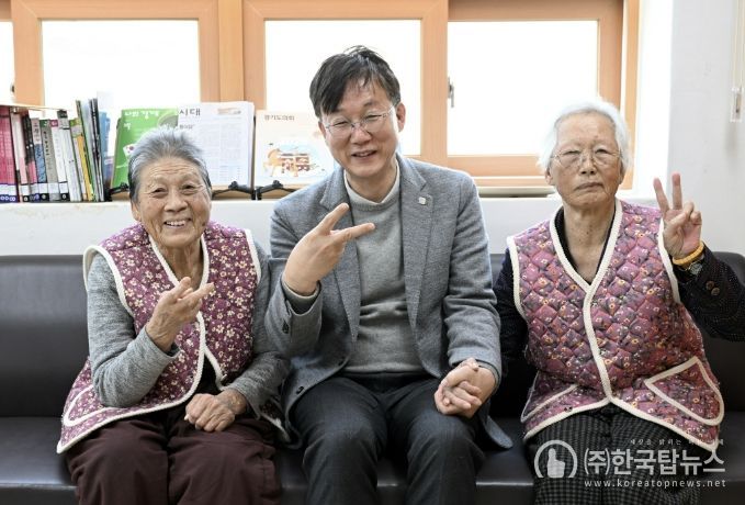 이민근 안산시장(사진 가운데)이 19일 풍도·육도 주민과의 현장소통 간담회에서 어르신들과 사진촬영을 하고 있다