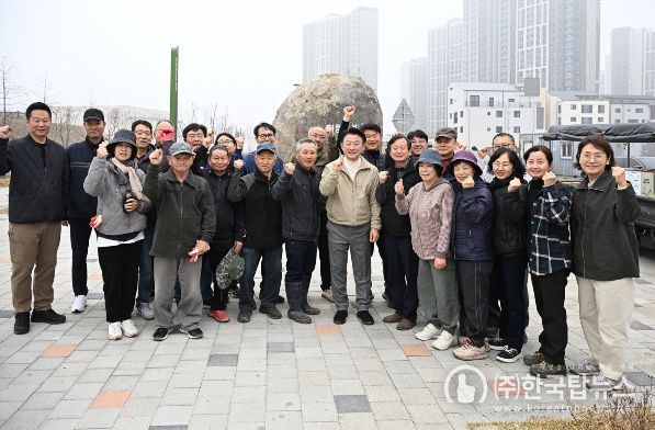 의정부시는 3월 28일 산곡동 독바위문화공원(산곡동 795번지)에서 자원봉사자들과 함께 수국 식재를 진행했다.