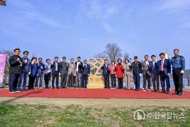 기념비 단체사진