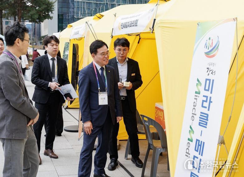 진교훈 강서구청장이 홍보부스를 방문해 격려 중인 모습