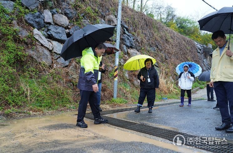 정현구 여수시장 권한대행이 9일 선경아파트 인근 급경사지 현장을 직접 찾아 안전관리 실태를 점검하고 있다.