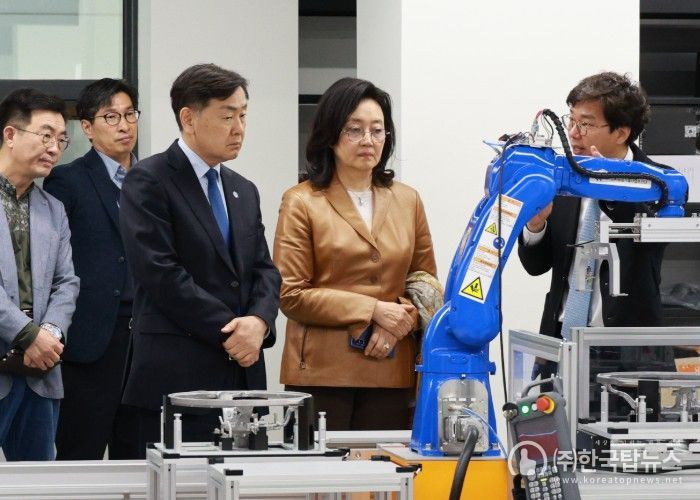 박영선 전 장관, 전북 피지컬AI 현장 방문…